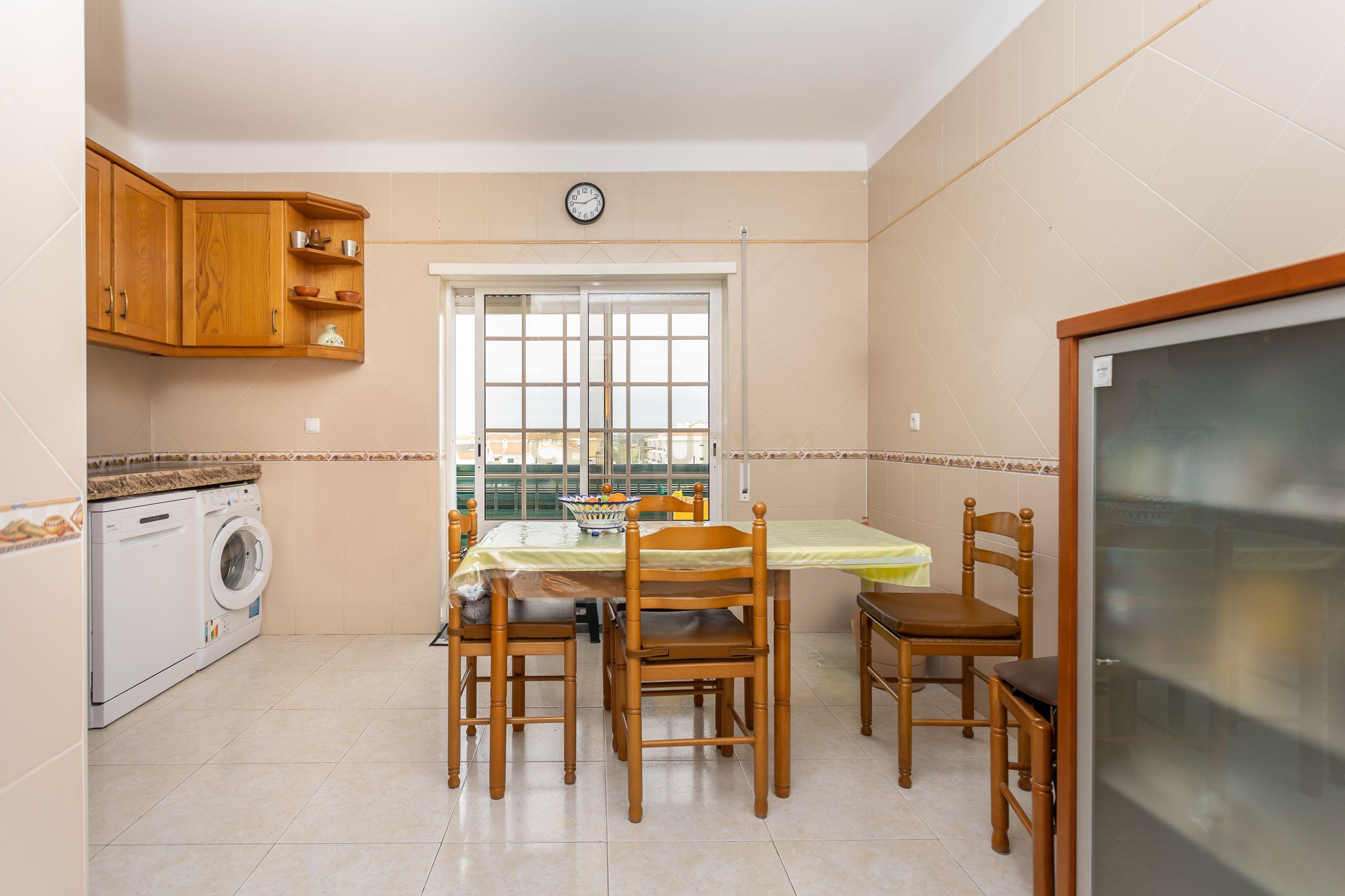 Apartamento T3 com Garagem e Boa Exposição Solar - Pinhal Novo - Image 4