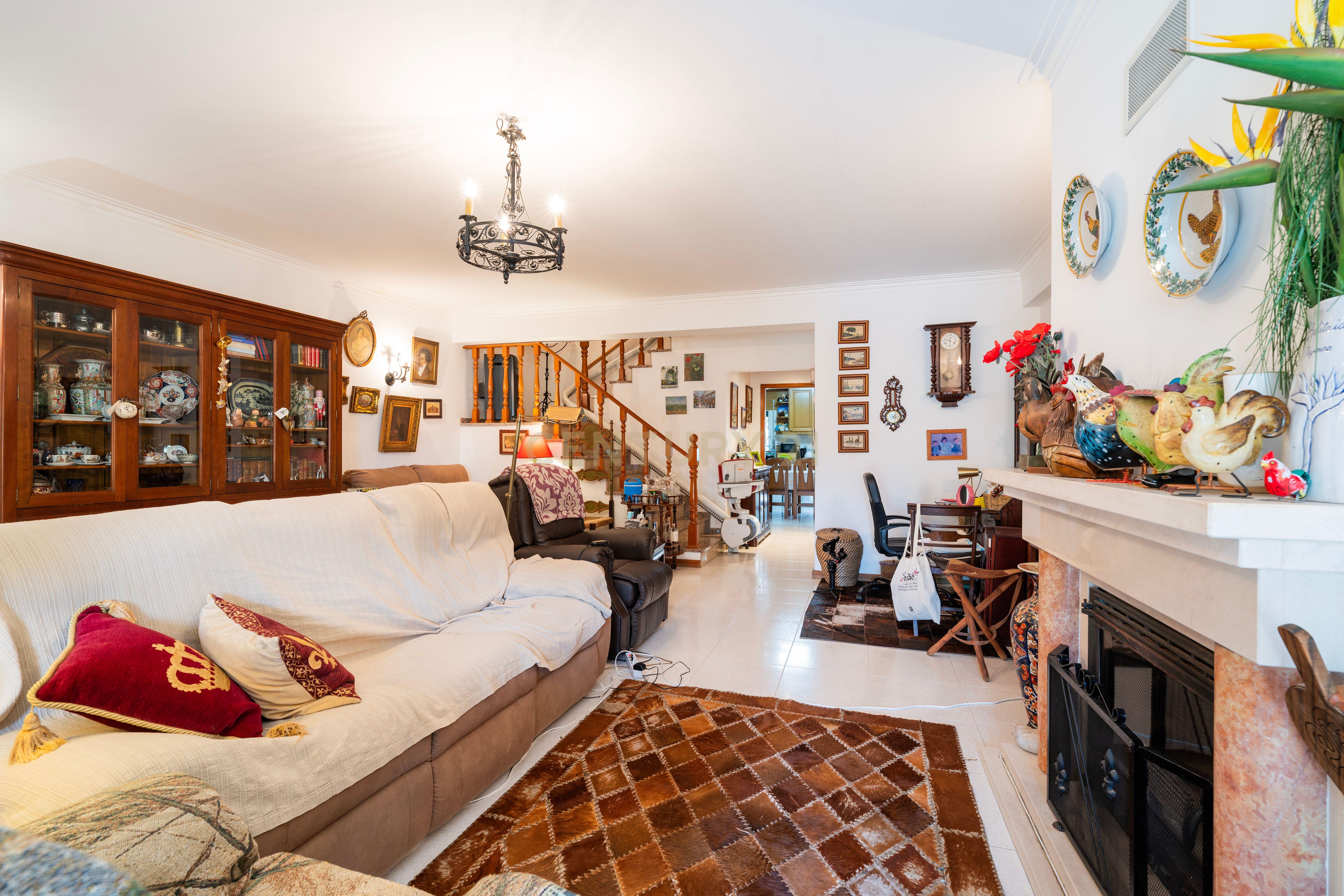 Fotografia 11 de (RESERVADA) Moradia, com 5 quartos, em Pinheiros de Azeitão, Setúbal - garagem e piscina