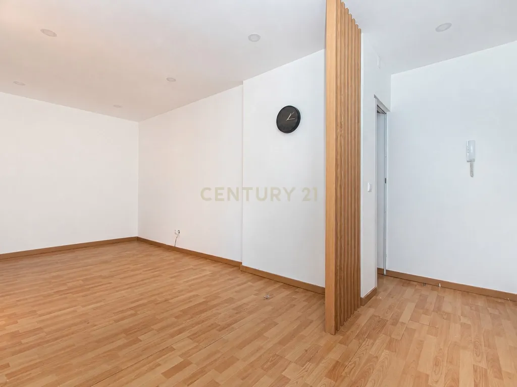 Apartamento T1 Renovado no Centro da Amadora - Image 9