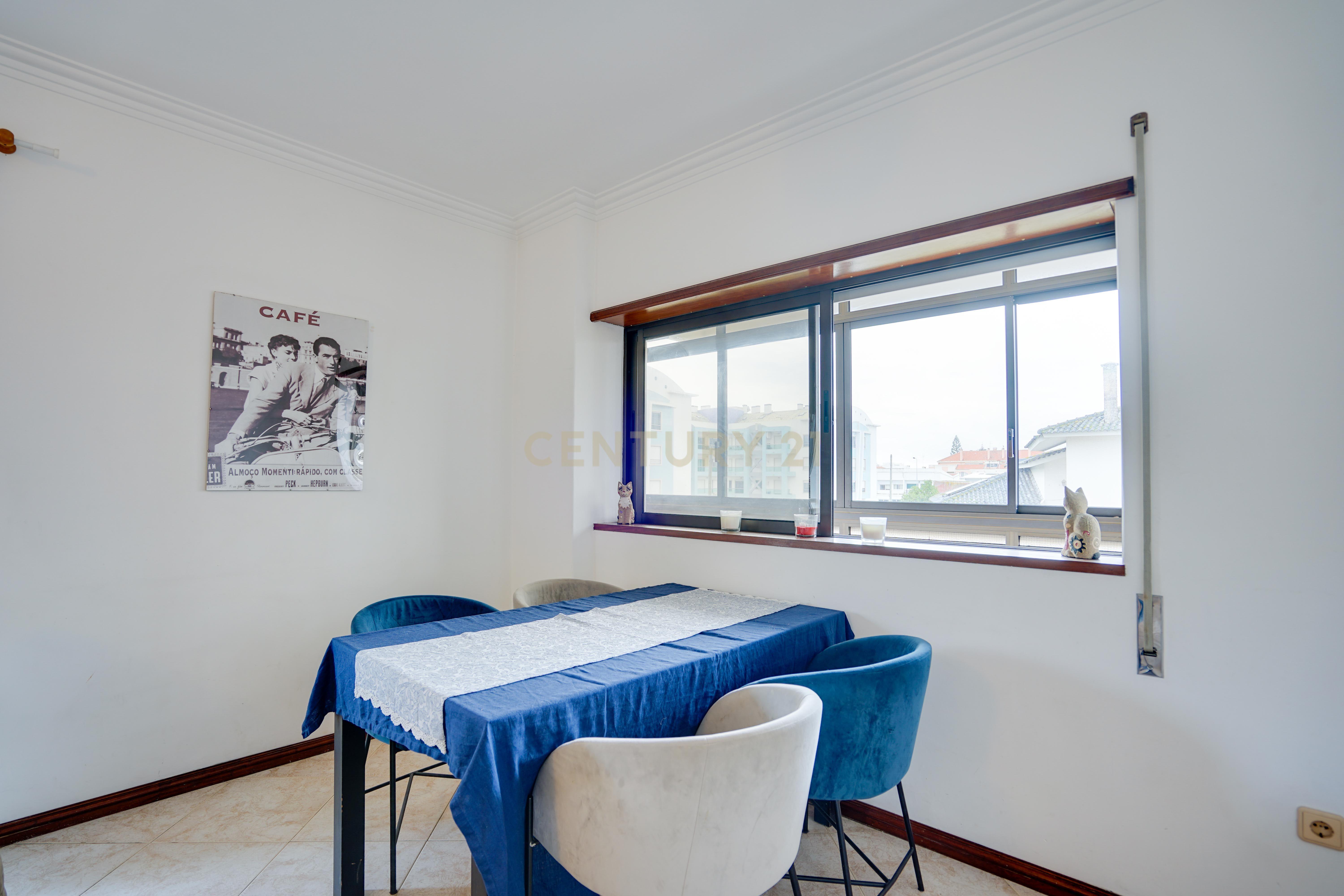 Fotografia 12 de T2 com Garagem na Costa da Caparica – Conforto, Espaço e Excelente Localização