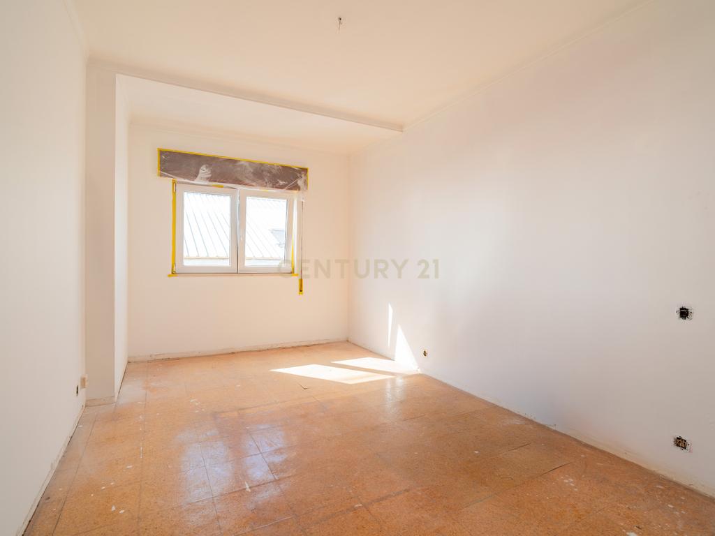 Excelente Apartamento T3 + 1 em remodelação - Image 15