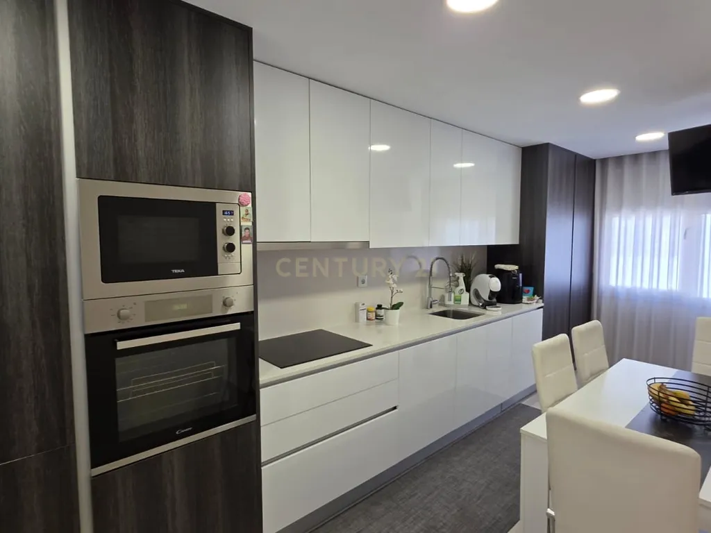 Apartamento T4 agora T3 em Almada transportes á porta # Negociável # - Image 7