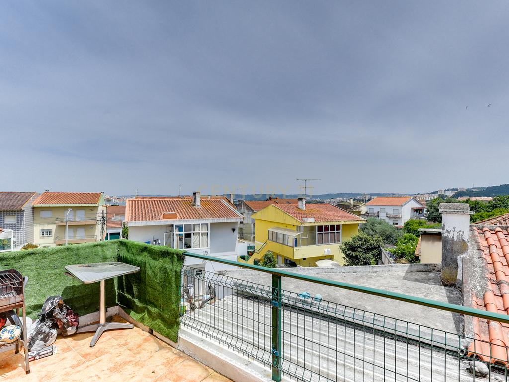 Moradia bifamiliar T4+1 em Pinheiro de Loures, com vistas desafogadas, jardim, pátio, varanda e terraço - Image 15