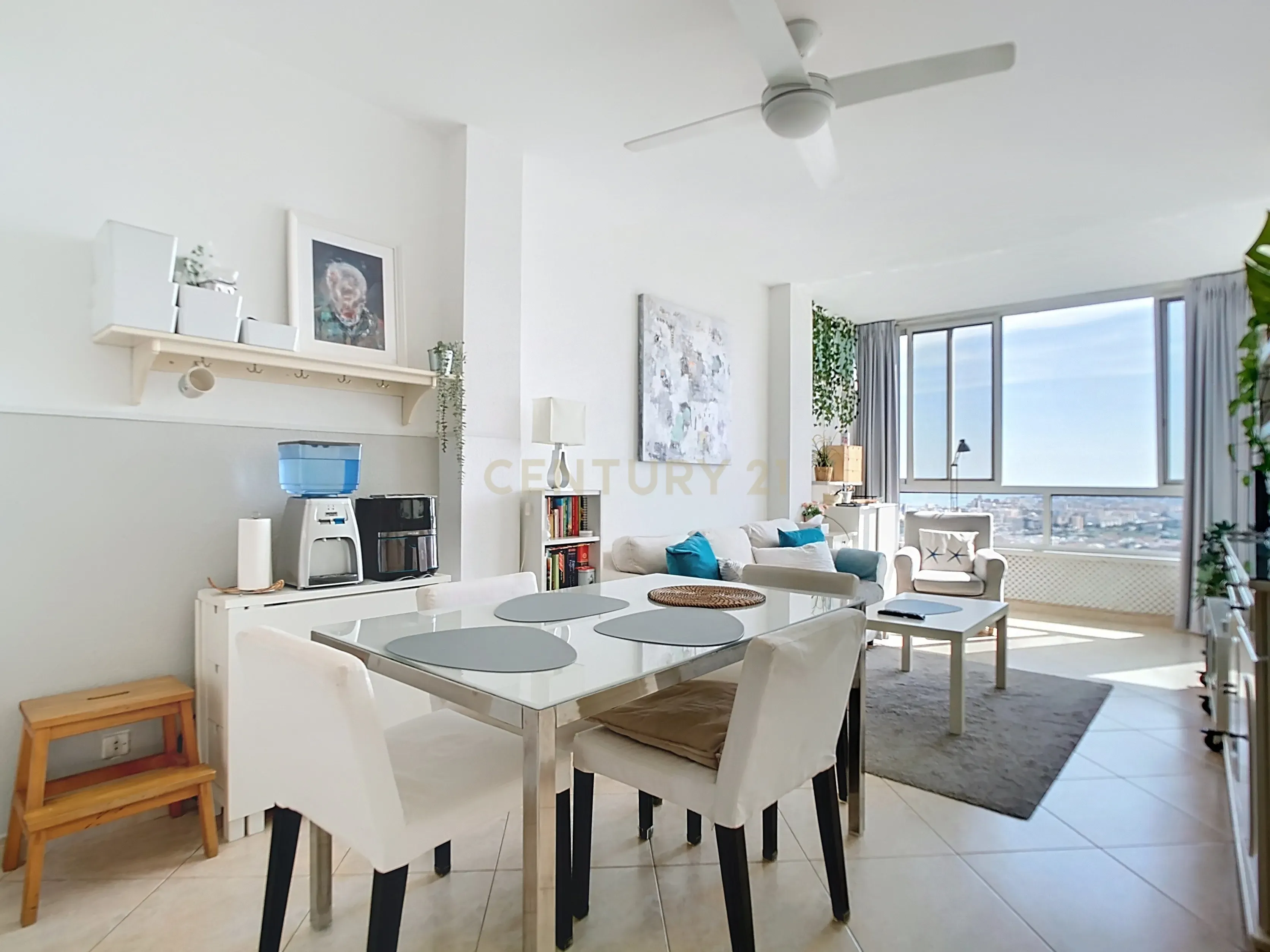 Apartamento Renovado com Vista Panorâmica em Málaga - Image 1