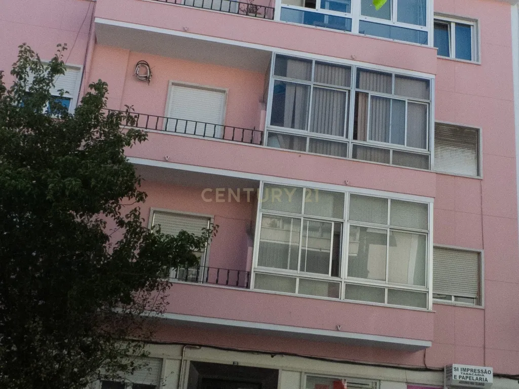 Apartamento T0 Remodelado, Amadora (com Inquilino) - Image 3