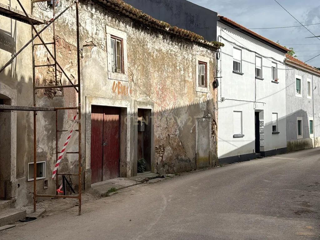 Prédio em estado de ruína, no centro de Runa - Image 1