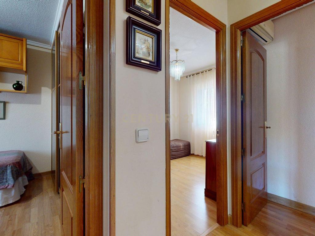 Apartamento Espaçoso com Vista para a Cidade e Montanha em Madrid - Image 32