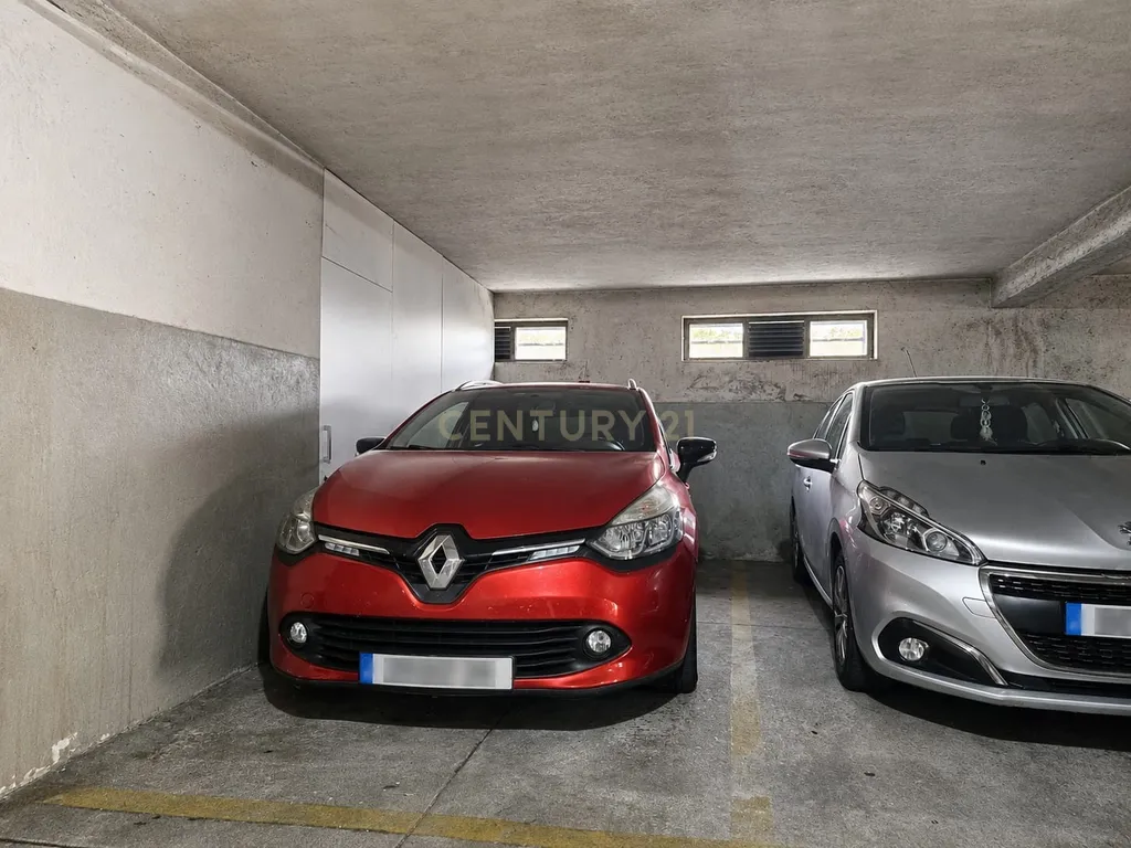 T3 com amplos terraços, vistas panorâmicas, elevador e garagem em São Pedro da Cova - Image 42