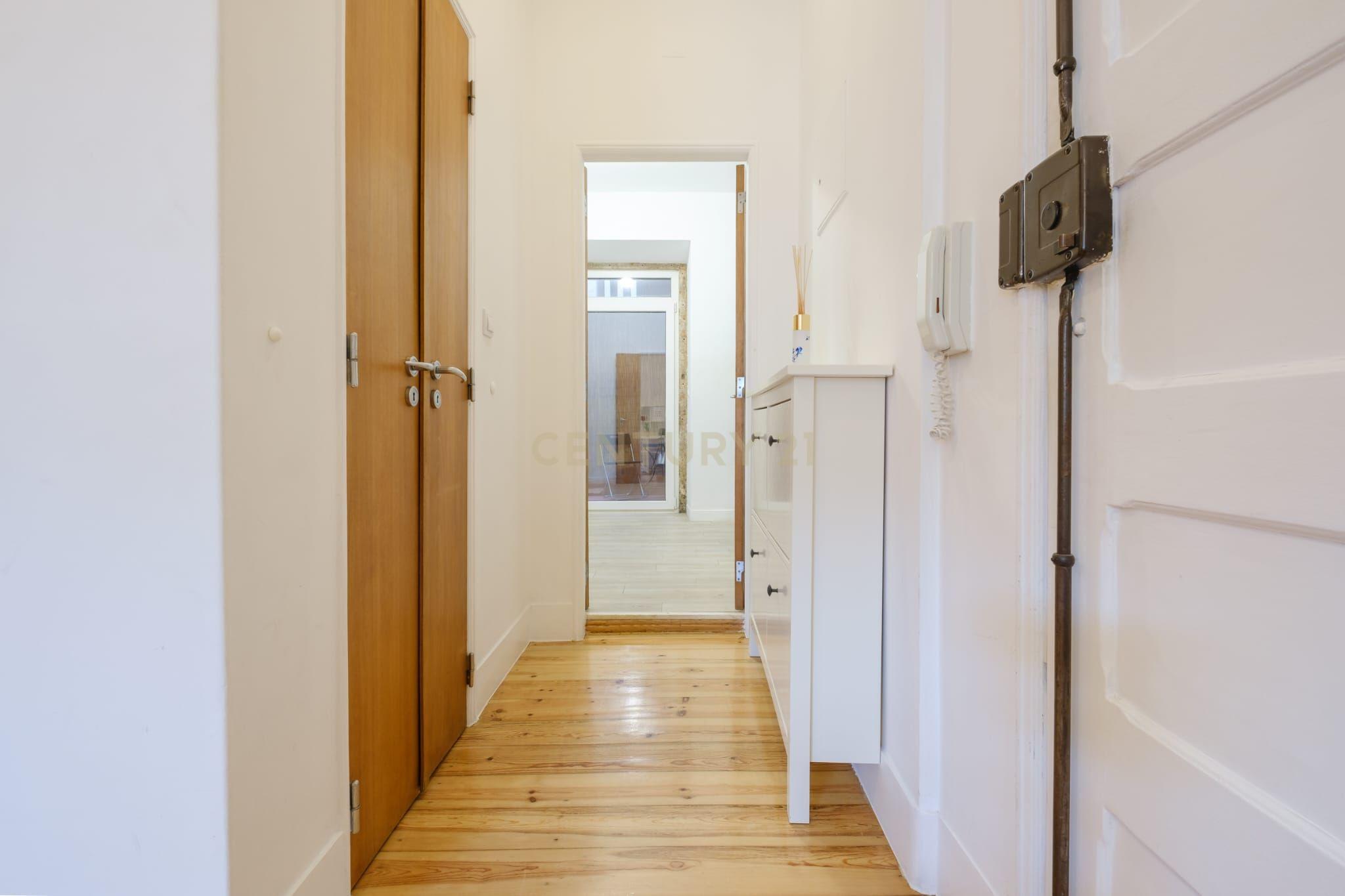 Apartamento T1 com terraço, perto de Santa Apolónia - Image 8