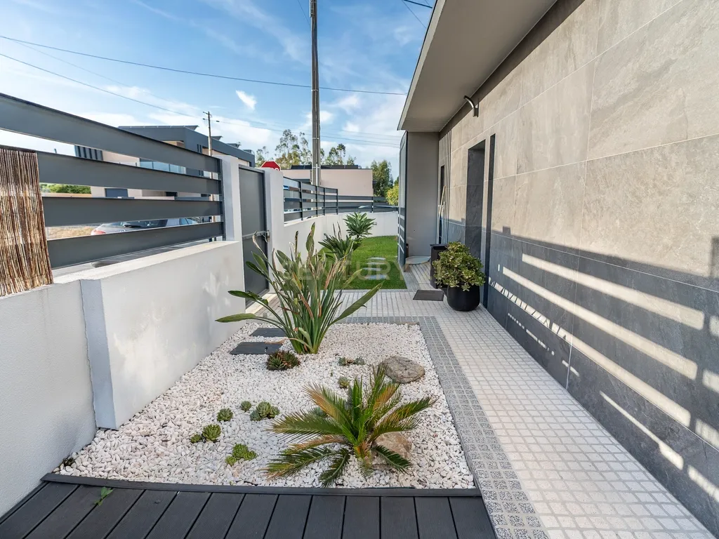 Moradia T3+1 Térrea de gaveto com Piscina, Domótica e Espaço Exterior | Fernão Ferro - Image 7