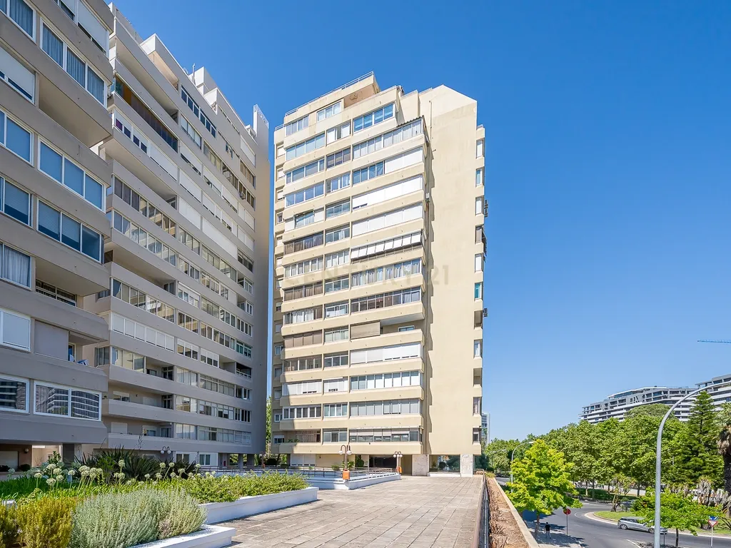 Espaçoso T3 em Miraflores - Image 23