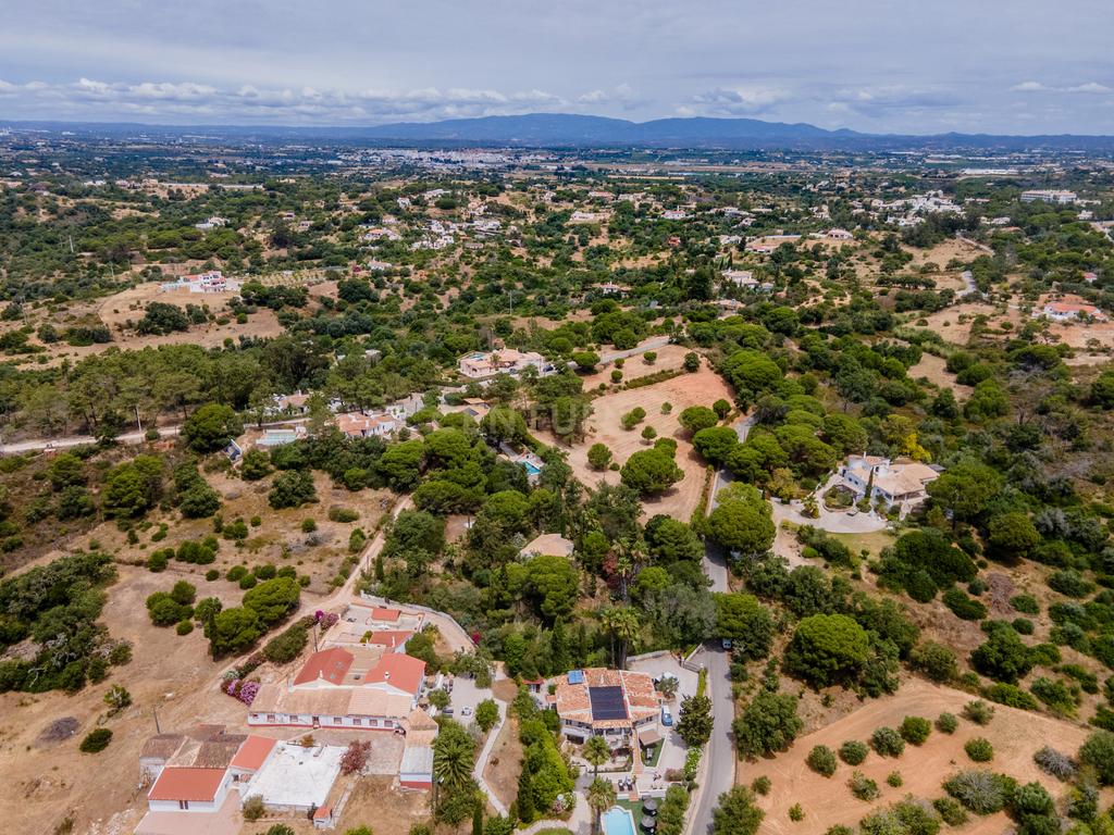 Moradia inserida em terreno com 3.560m2 a 5 minutos das Praias da Marinha, Benagil e Albandeira - Image 28
