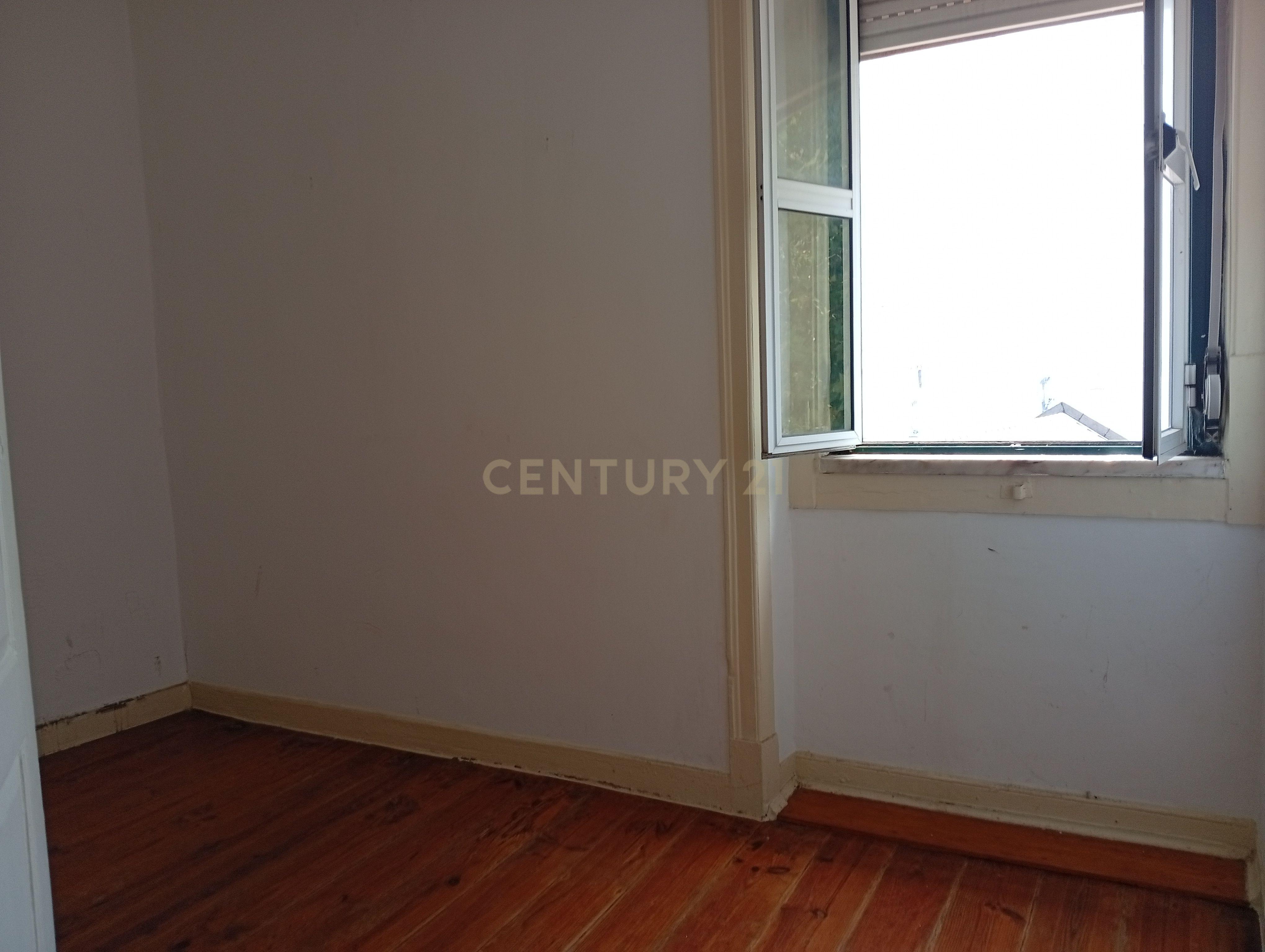 Fotografia 9 de Apartamento para remodelação total situado na zona oriental (a 10m a pé de Metro Santa Apolónia)