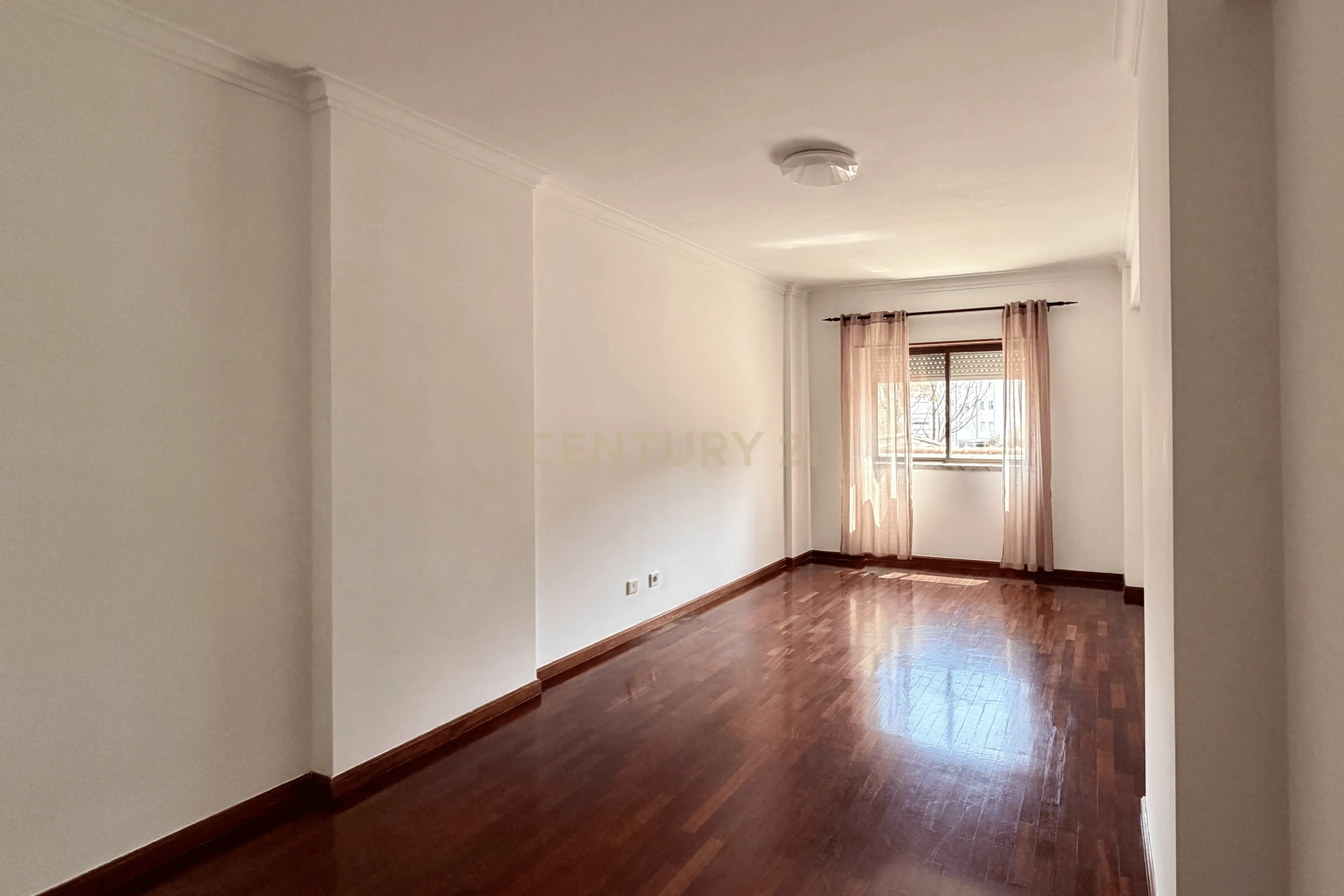 Fotografia 11 de Apartamento T4 com Terraço e Garagem, Massamá