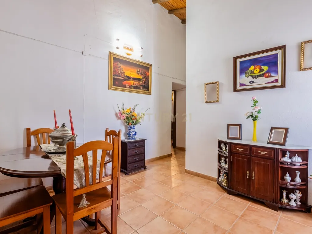 Encantadora Moradia com 7 Divisões em Parragil Loulé com Vista Campestre - Image 10