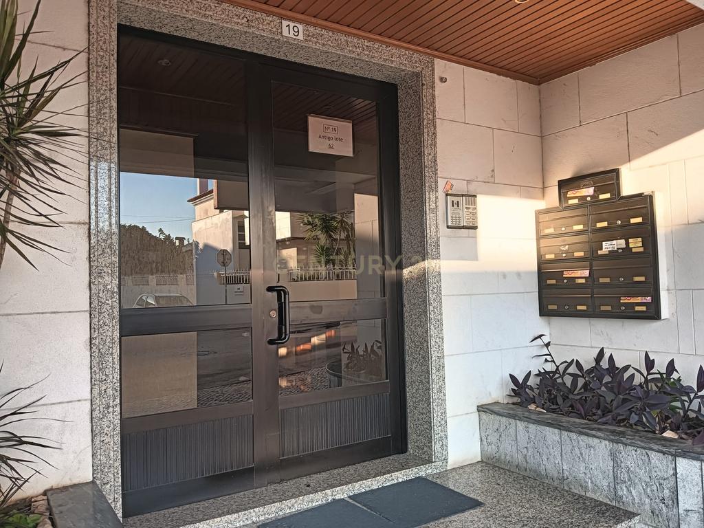 T3 com Suite/Garagem e Arrecadação - Vialonga - Image 4