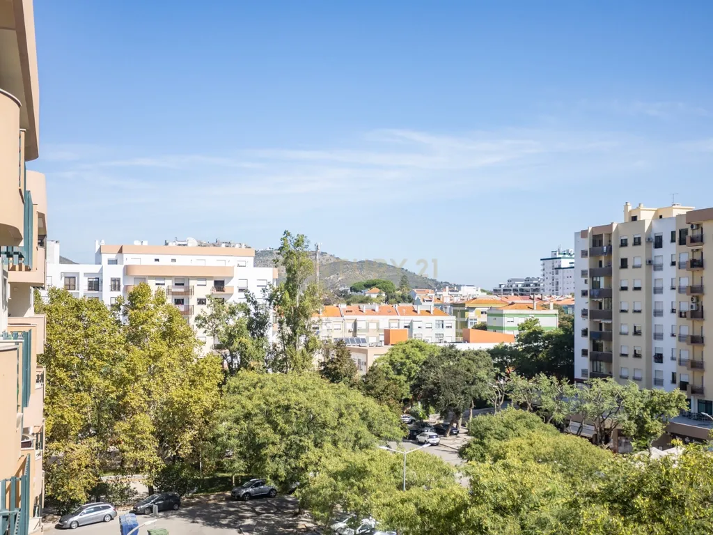 T4 com Vista sobre o Jardim de Vanicelos e Serra da Arrábida - Image 15