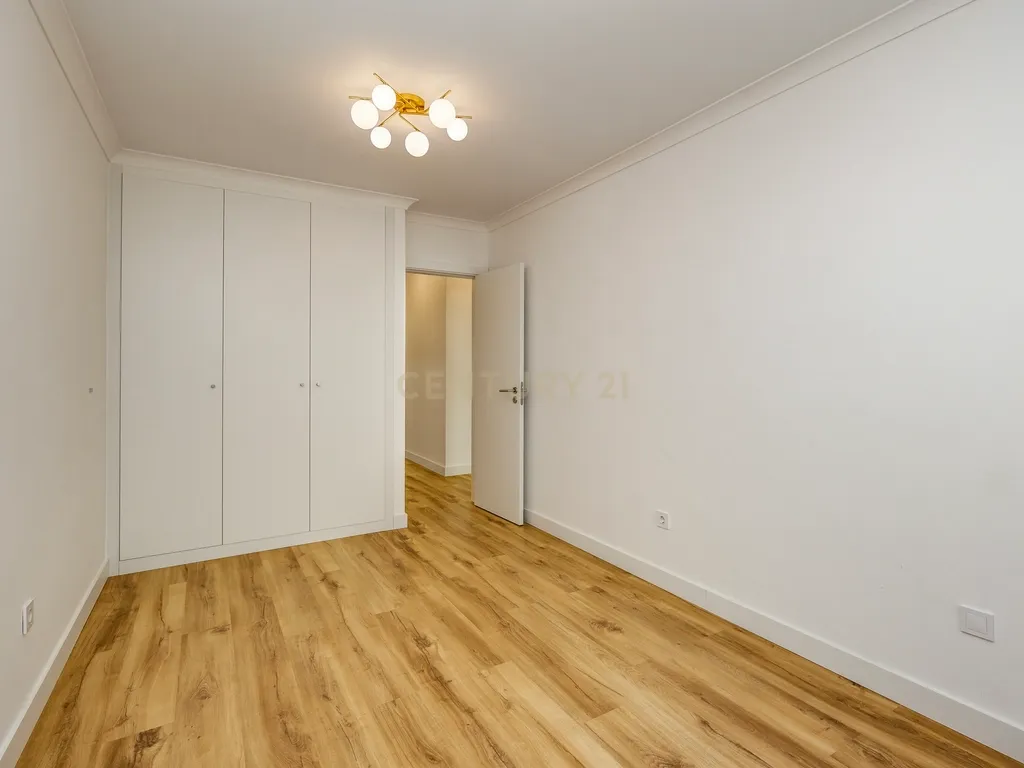 T3 RENOVADO COM VARANDAS E PARQUEAMENTO, EM ALMADA - Image 19