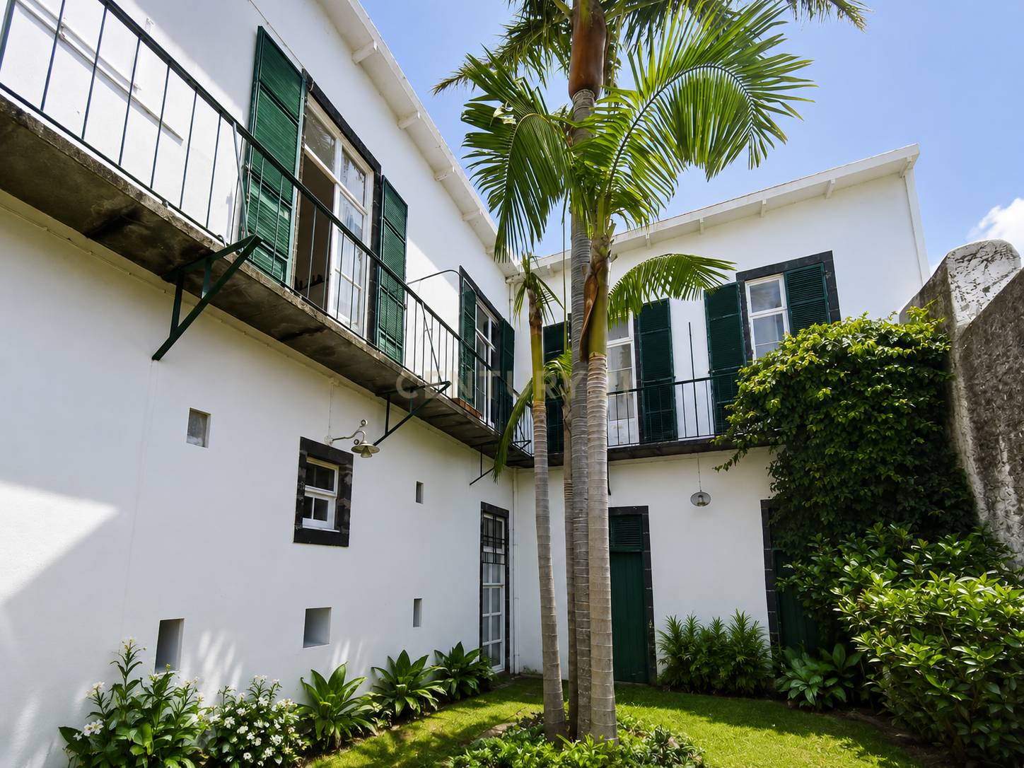 Fotografia 2 de Residência Histórica de 8 Quartos no Centro de Ponta Delgada | Jardins | Garagem para 4 Carros - S.Miguel