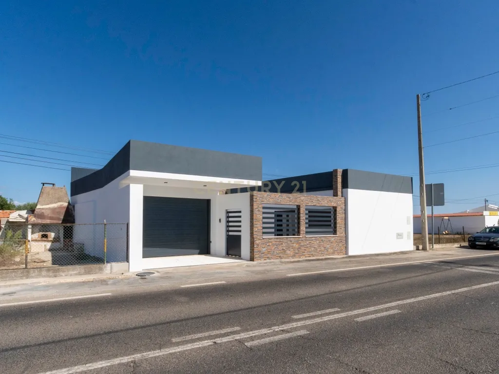 Moradia T3 totalmente remodelada em Azeitada, Benfica do Ribatejo - Image 1