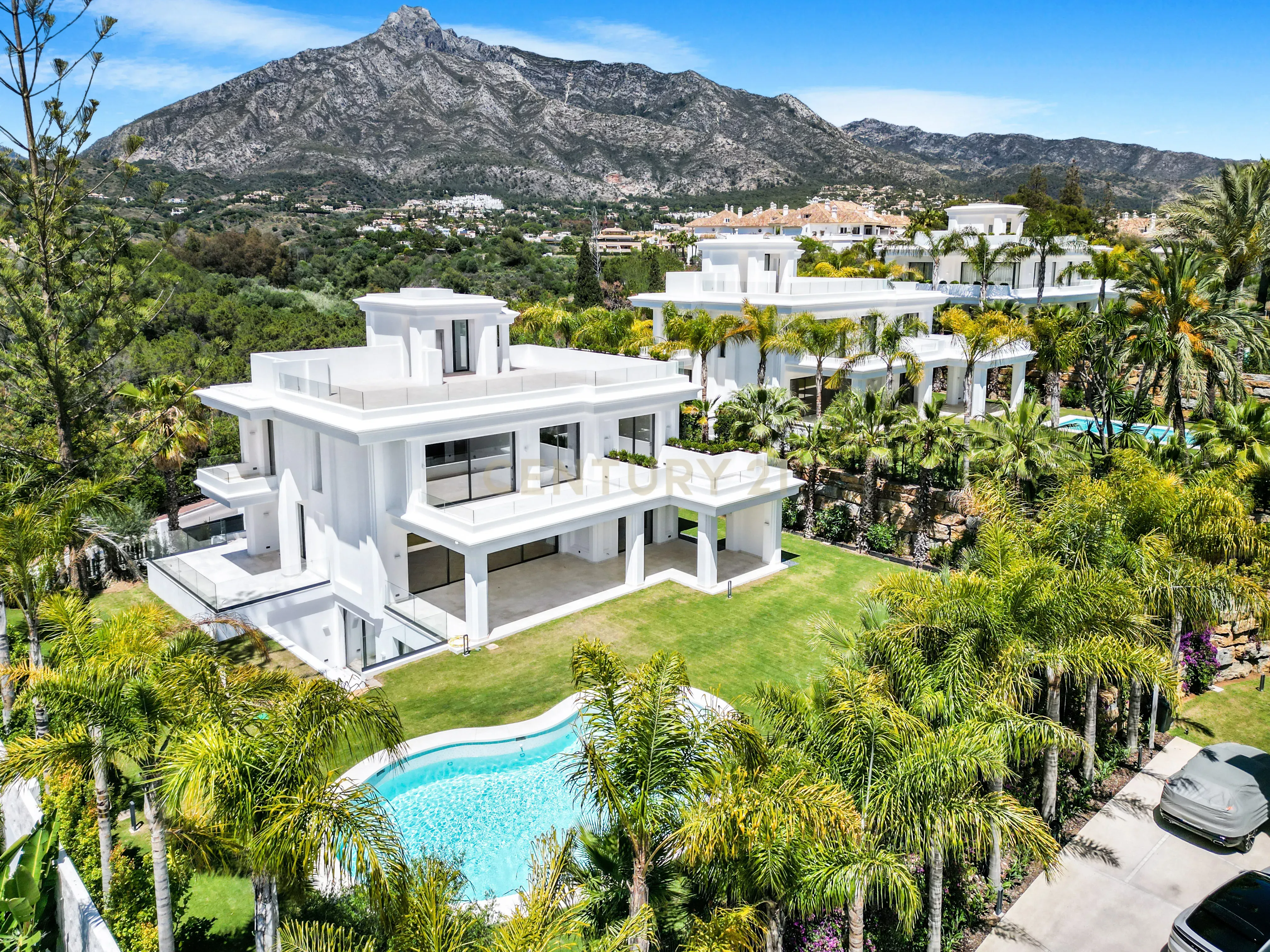 Vilas de Luxo Intemporais na Golden Mile de Marbella - Image 1