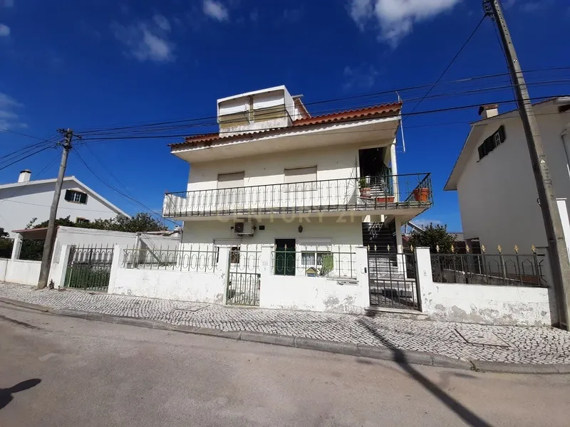 Andar de Moradia T2 com Logradouro e Garagem, na Quinta do Conde - Image 1
