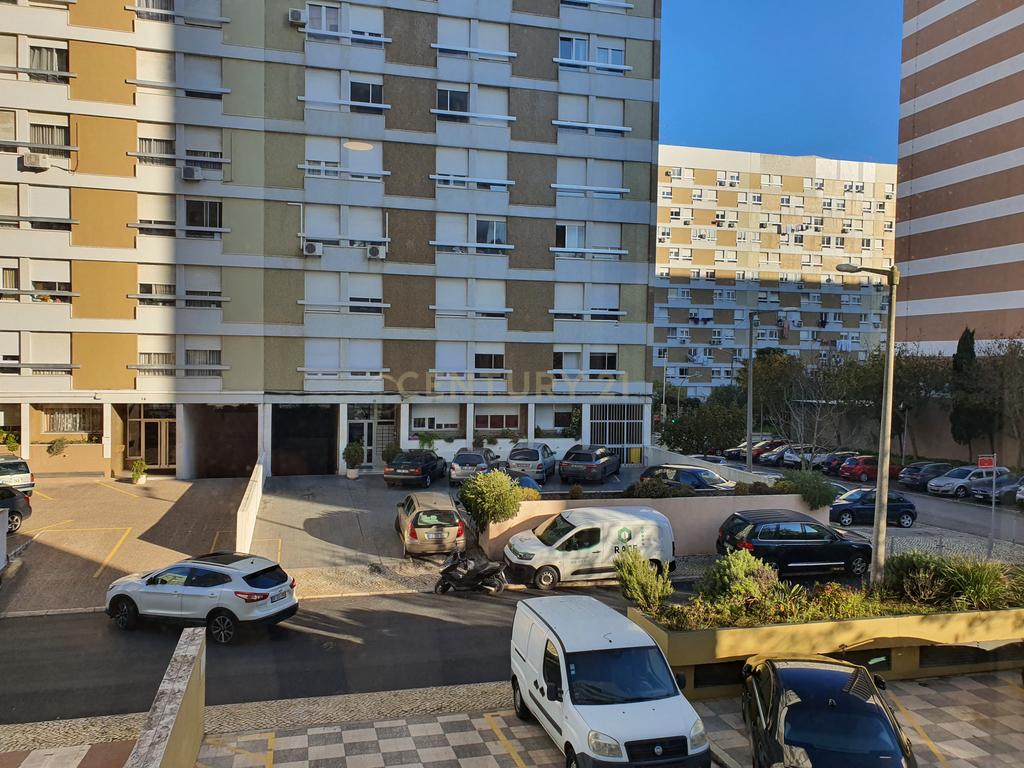 T4 para arrendar na zona da Portela - Image 1