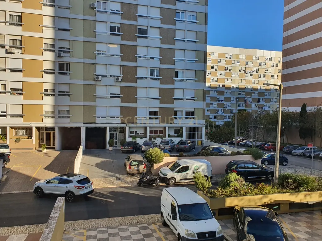 T4 para arrendar na zona da Portela - Image 1