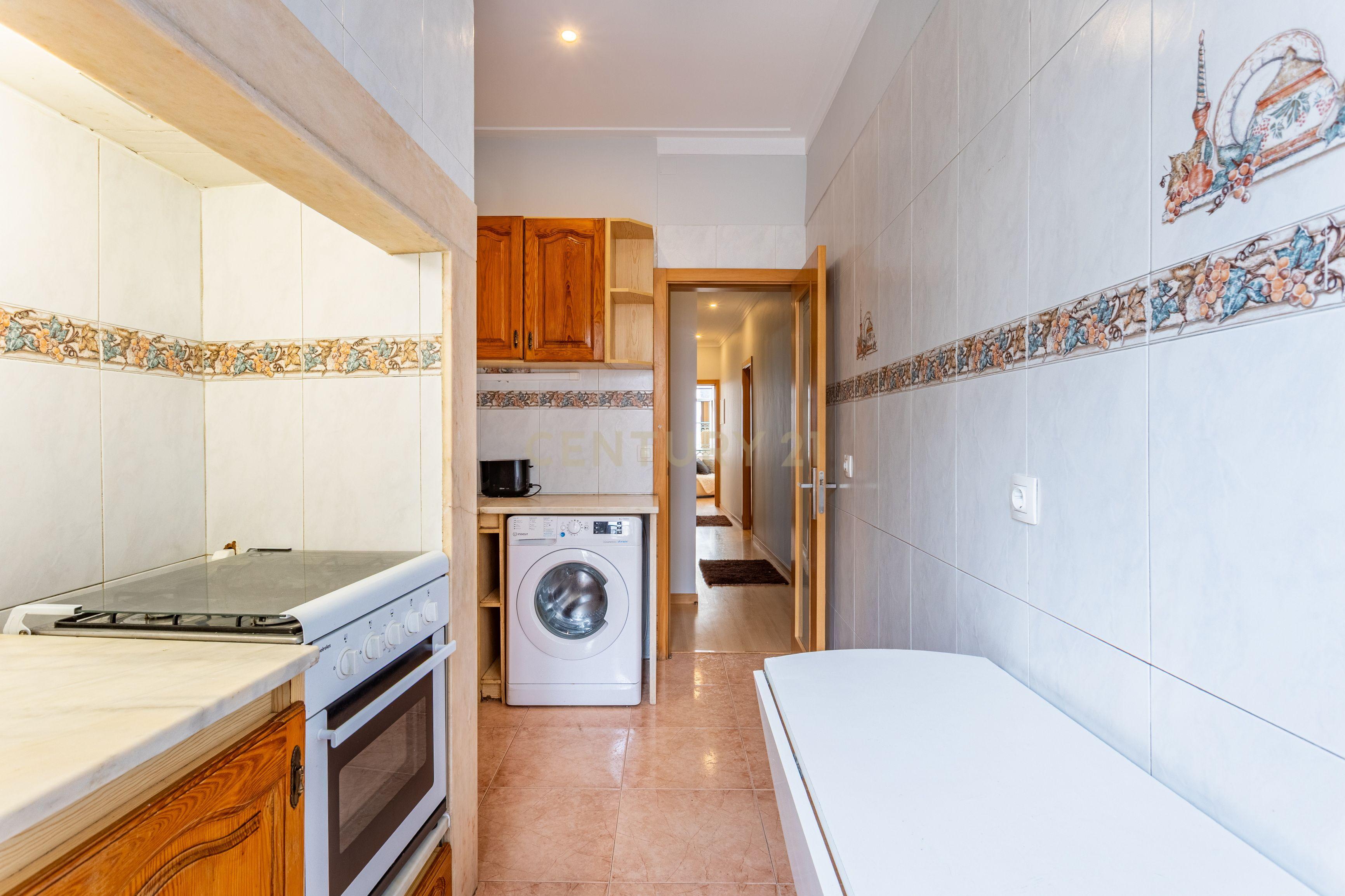 Apartamento T3 inserido num prédio de traça tradicional, no coração de Lisboa, a 5 min da Basílica da Estrela - Image 23