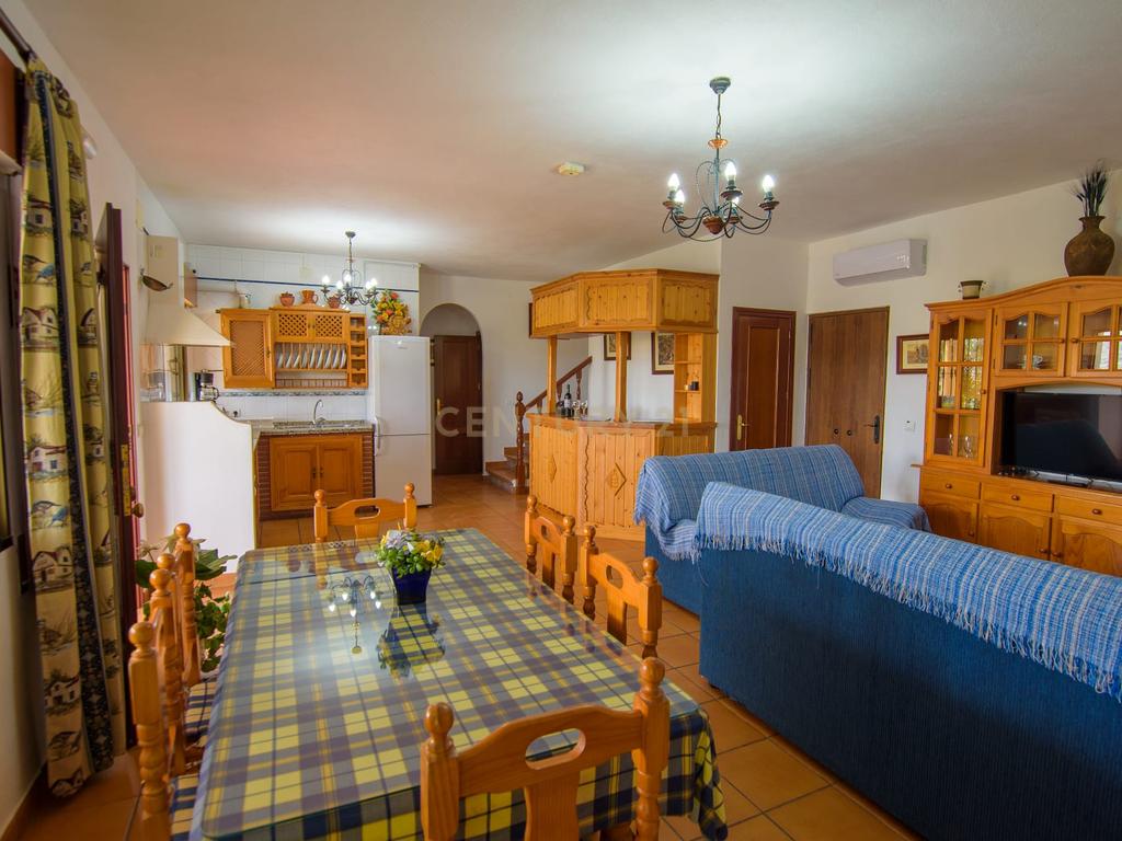 Uma propriedade rural rodeada pela natureza com uma casa de dois andares, piscina privada vedada e terraço para banhos de sol, licença turística, um olival produtivo, instalações para animais adaptáveis ​​e acesso pavimentado a apenas 10 minutos de Ronda. - Image 20