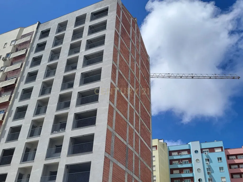 APARTAMENTO T3 COM TERRAÇO | SANTA MARTA DO PINHAL | CORROIOS - Image 1