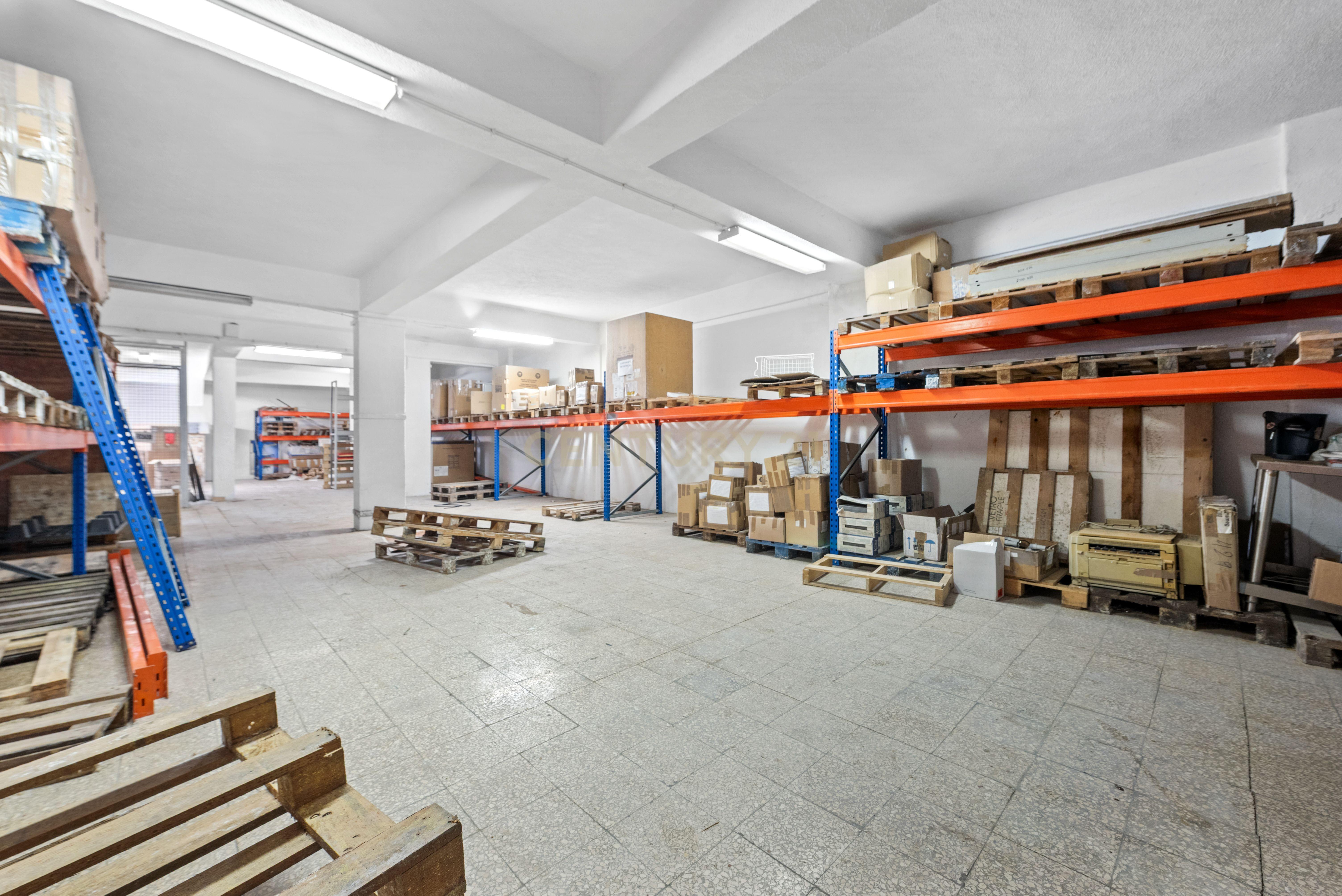 Fotografia 5 de Loja com cerca de 300 m², armazém e monta-cargas no Olival Basto