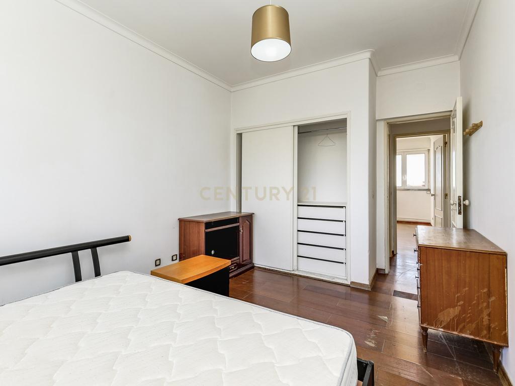 T4 com Vista de Rio nos Olivais – Uma Oportunidade para Remodelar a Seu Gosto! - Image 16