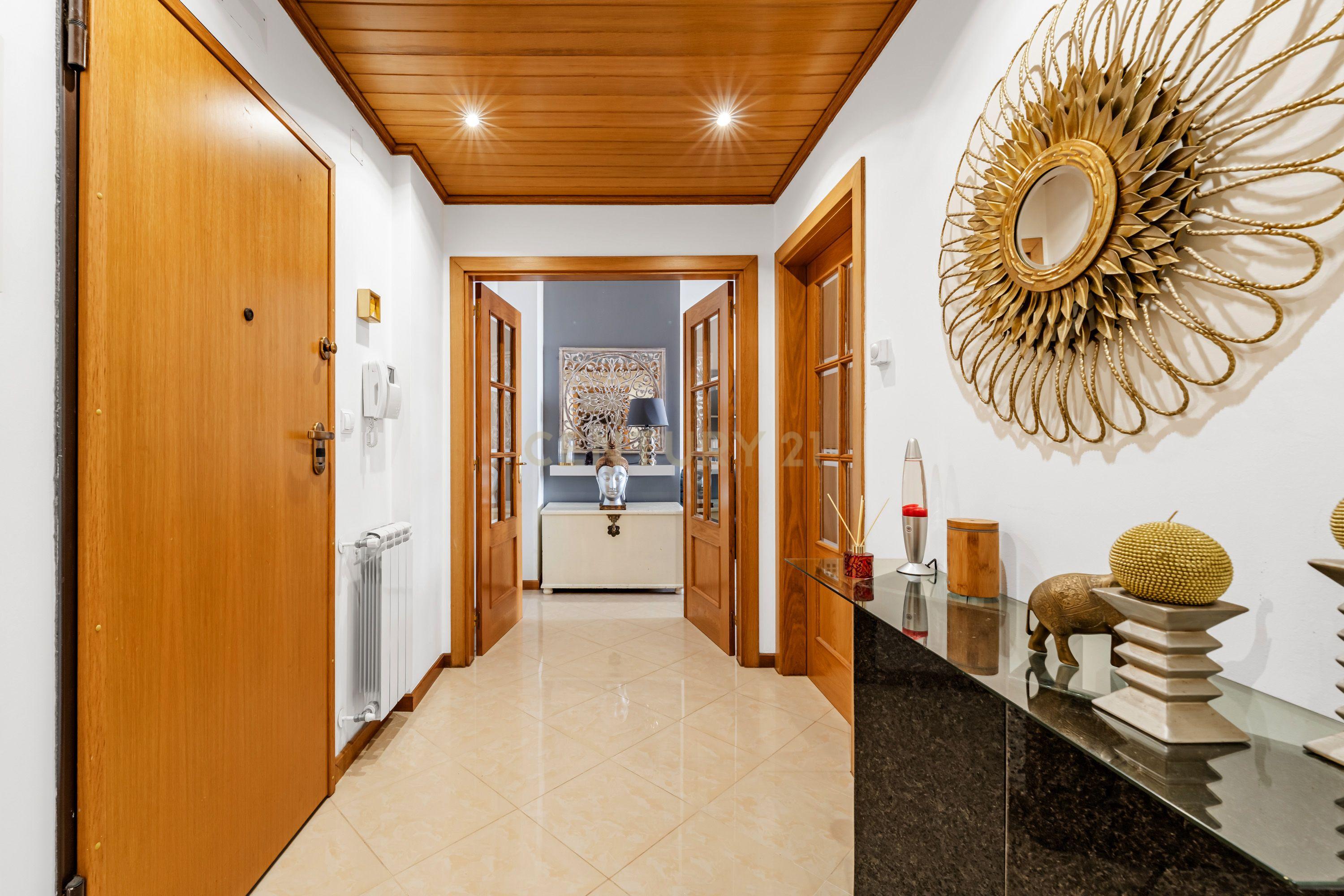 Apartamento T3 em Santa Marta do Pinhal / Corroios / Seixal.