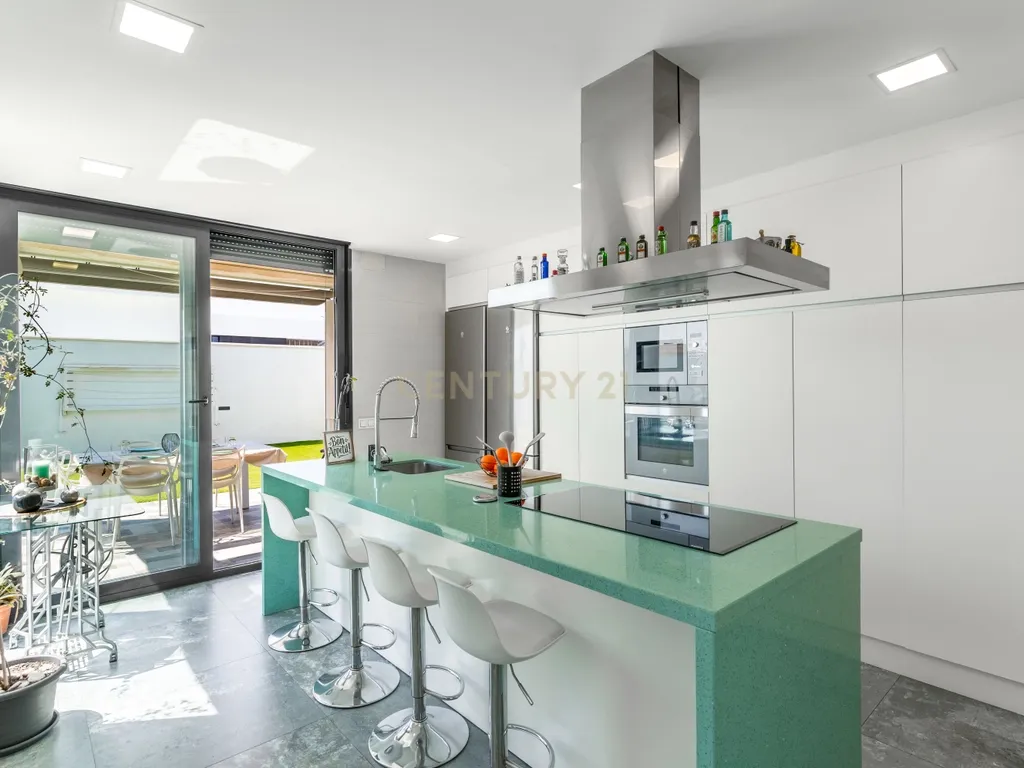 Luxuosa Moradia T4 com Vista Mar e Piscina em Almería - Image 28