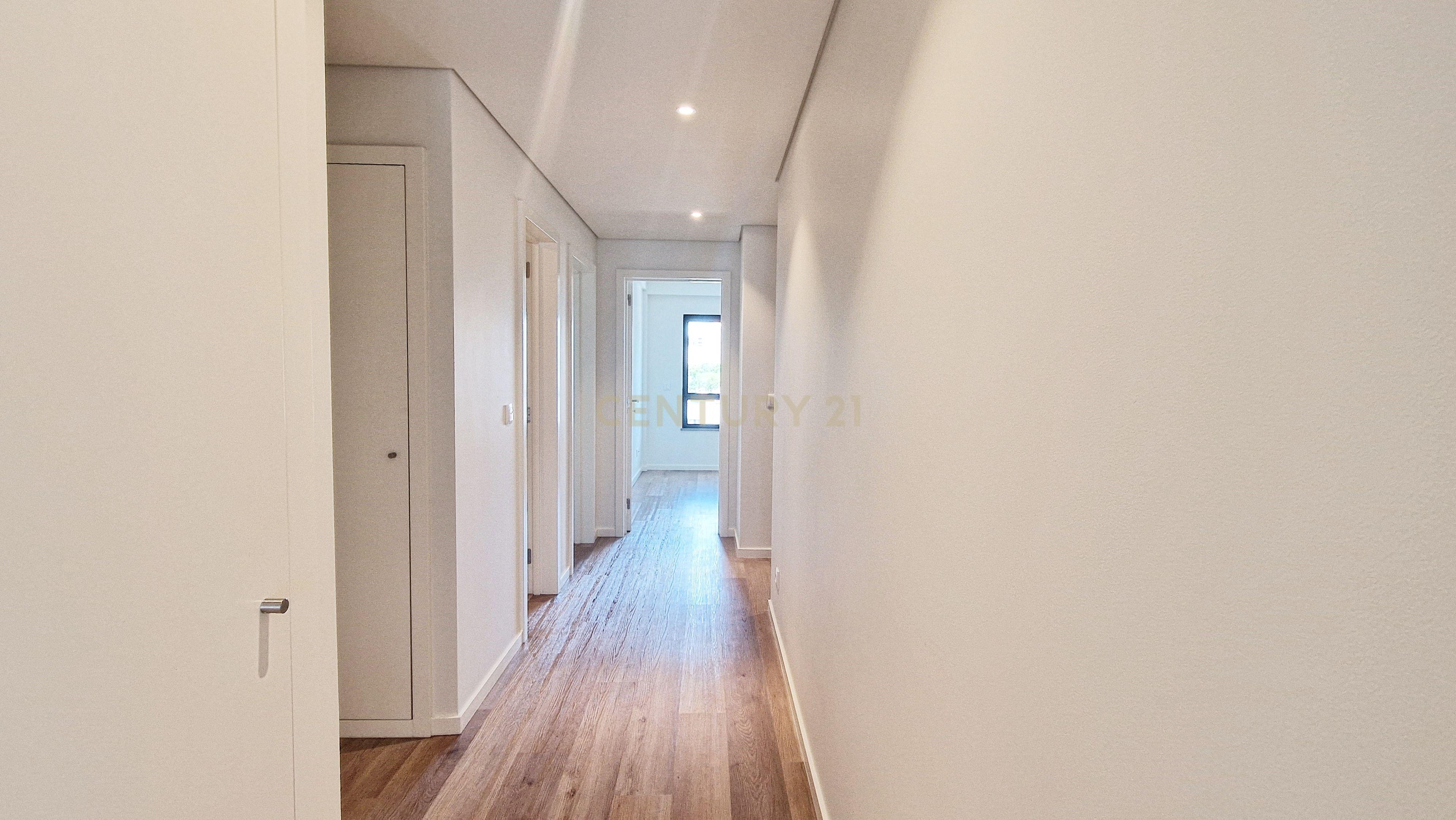 Alta de Lisboa, T3 - NOVO, 3 casas de banho e 2 lugares de garagem - Image 4