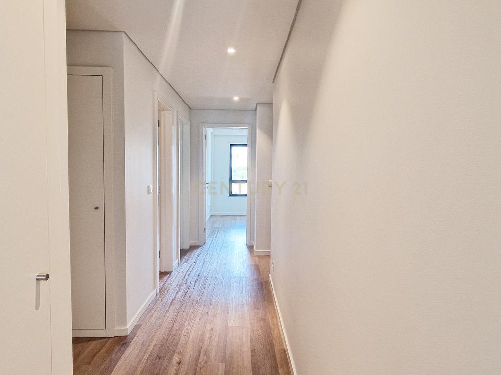 Alta de Lisboa, T3 - NOVO, 3 casas de banho e 2 lugares de garagem - Image 4
