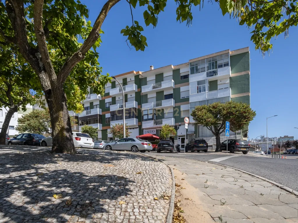 Magnífico T4 no Bairro de São Gabriel com 3 Varandas e Vista Panorâmica – Setúbal - Image 43