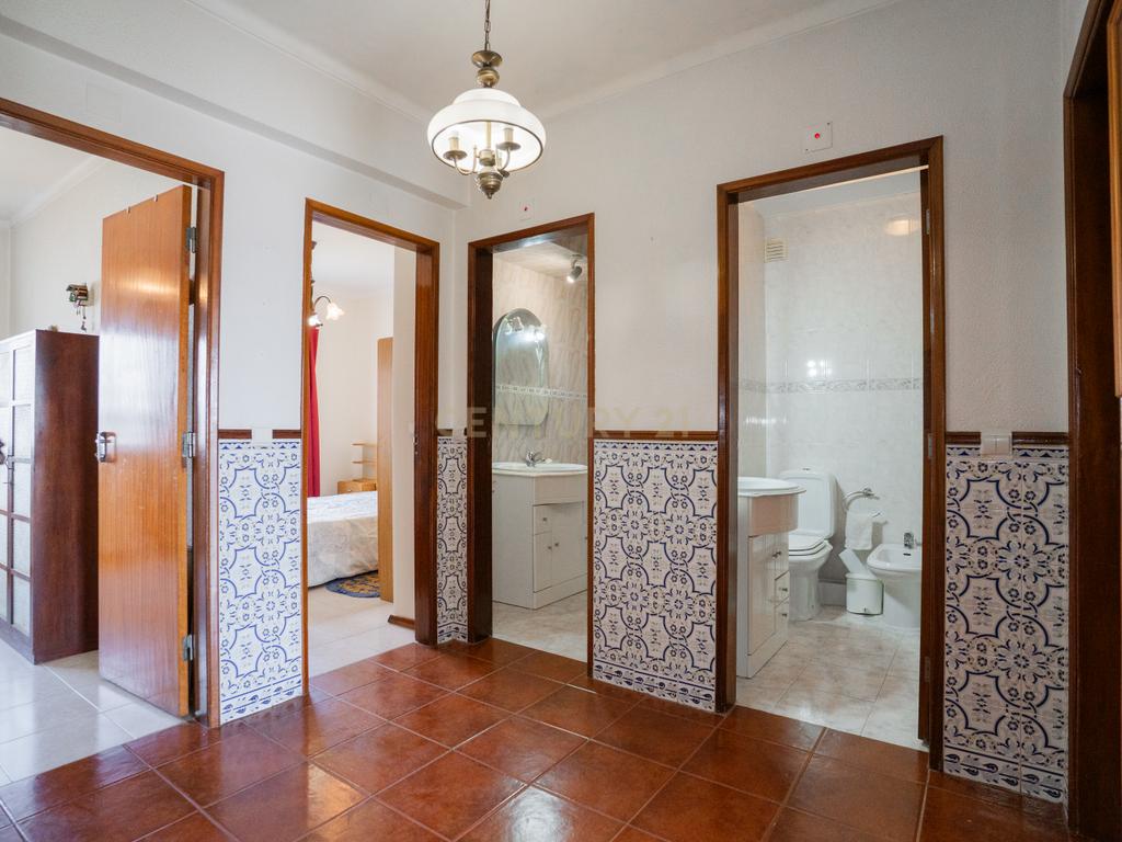 Apartamento T4 localizado no Bairro dos Arneiros, em Caldas da Rainha - Image 12