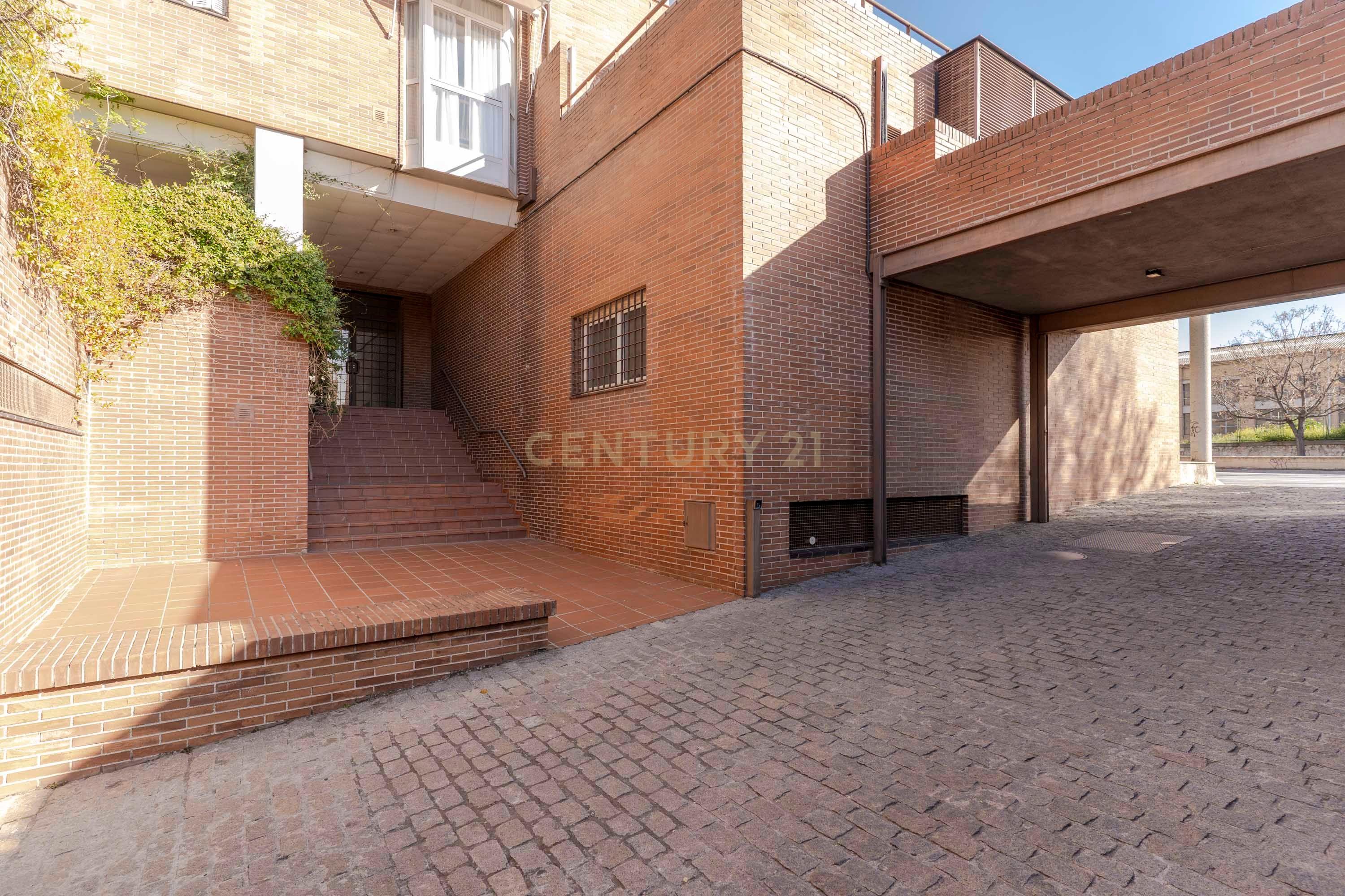 Apartamento Renovado em Granada com Garagem e Segurança - Image 21