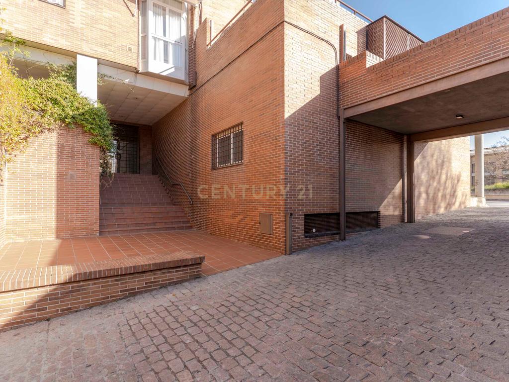 Apartamento Renovado em Granada com Garagem e Segurança - Image 21