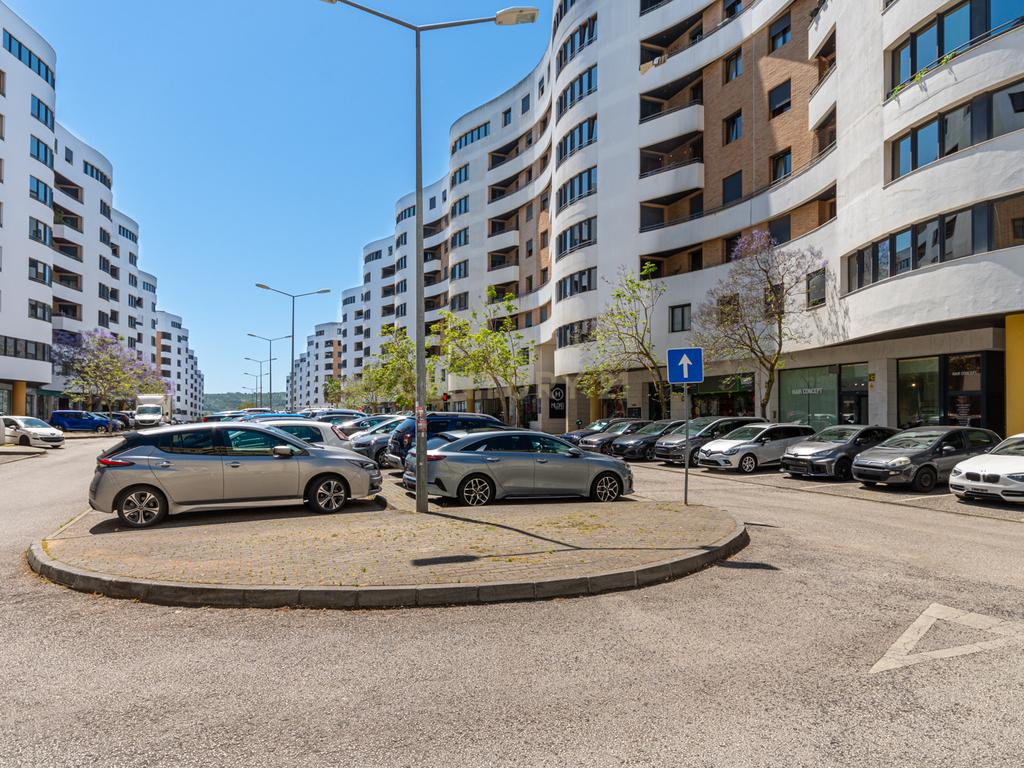 Apartamento T4 na prestigiada Urbanização Quinta do Infantado, Loures com Vista Panorâmica sobre as Lezírias - Image 32