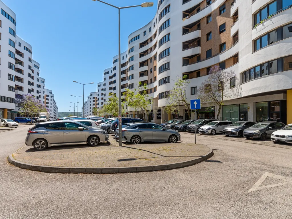 Apartamento T4 na prestigiada Urbanização Quinta do Infantado, Loures com Vista Panorâmica sobre as Lezírias - Image 32