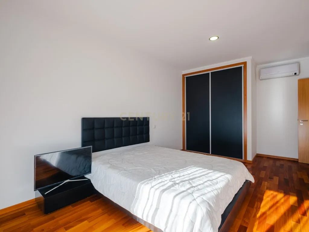 Moradia T4 com 255 m², Suíte Generosa, Jardim e Garagem para 3+ Viaturas | Astromil, Paredes - Image 32
