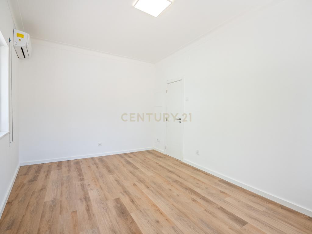 NÃO PERCA ESTA GRANDE OPORTUNIDADE! FANTÁSTICO APARTAMENTO T2 ESPAÇOSO TOTALMENTE REMODELADO MUITO BEM LOCALIZADO PRÓXIMO DE TODAS AS COMODIDADES E SERVIÇOS NO CENTRO DE PORTIMÃO E A POUCOS MINUTOS DAS PRAIAS! - Image 7