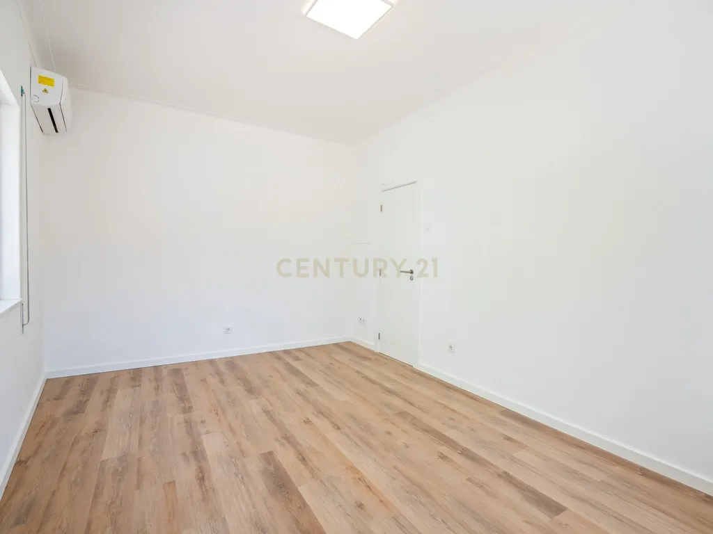 NÃO PERCA ESTA GRANDE OPORTUNIDADE! FANTÁSTICO APARTAMENTO T2 ESPAÇOSO TOTALMENTE REMODELADO MUITO BEM LOCALIZADO PRÓXIMO DE TODAS AS COMODIDADES E SERVIÇOS NO CENTRO DE PORTIMÃO E A POUCOS MINUTOS DAS PRAIAS! - Image 7