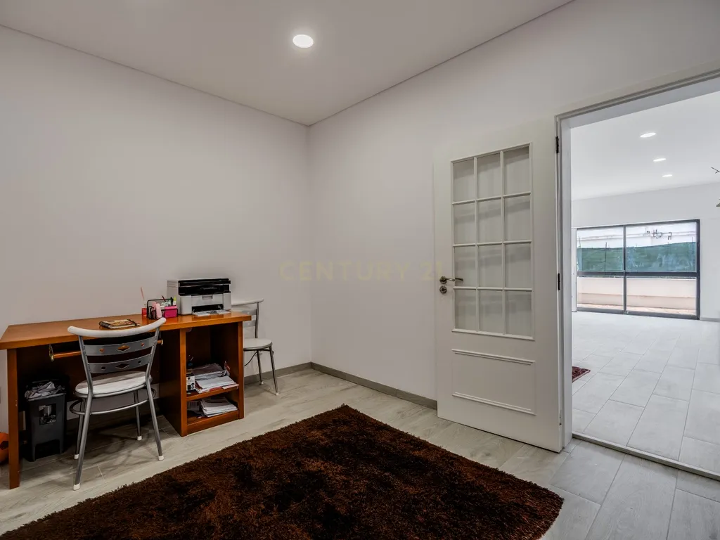 T0+1 Renovado com Armazém de 105 m² e Logradouro Privado em Albufeira - Image 15