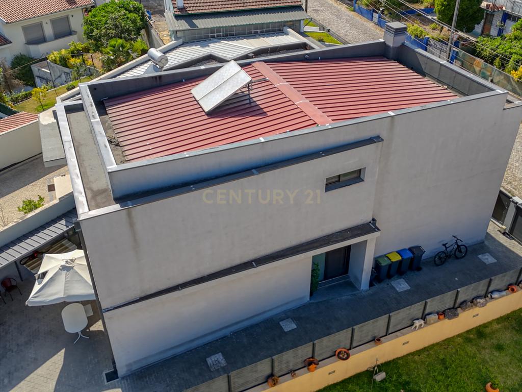 Moradia V3 com Piscina, Garagem para 4 Carros e Excelentes Áreas – Conforto e Tranquilidade a 5 Minutos da Autoestrada - Image 7