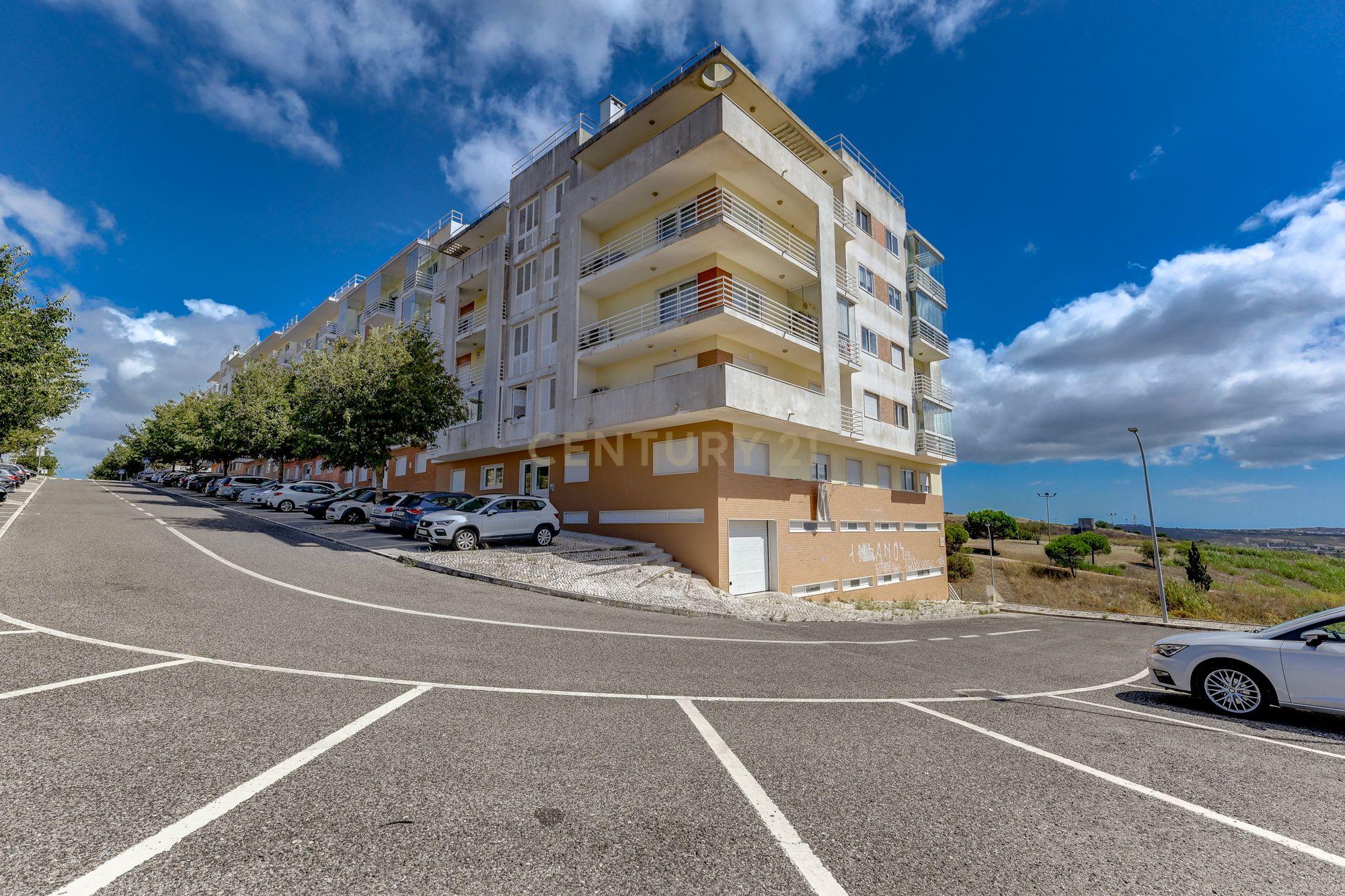 Apartamento T3 na Serra das Brancas, com box de 67m2 e arrecadação.