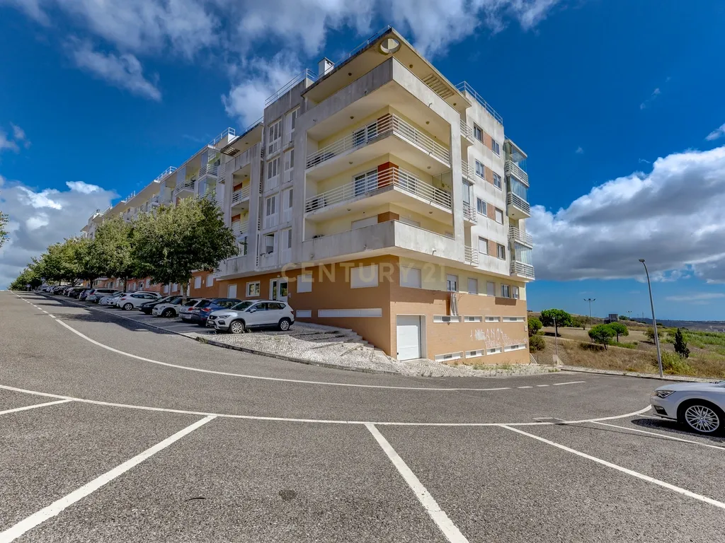 Apartamento T3 na Serra das Brancas, com box de 67m2 e arrecadação. - Image 1
